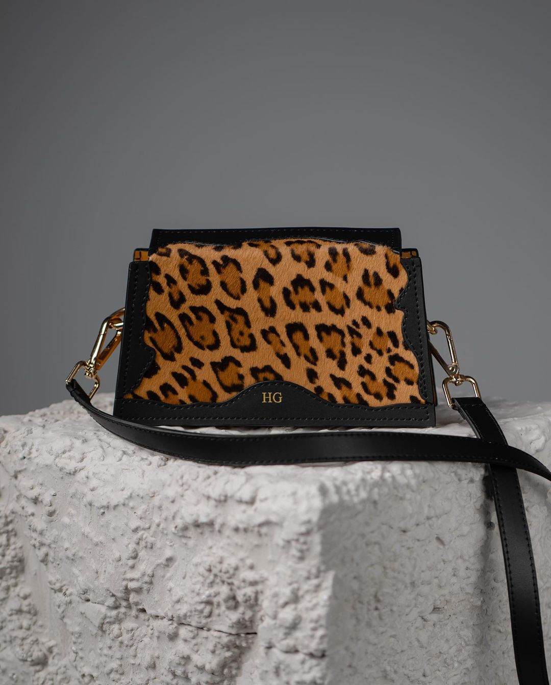 Кожаная сумка с леопардовым принтом Hugmun.
